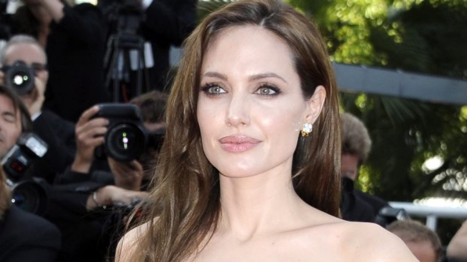 Анджелина Джоли има шест деца и определено може да се каже, че е много женствена