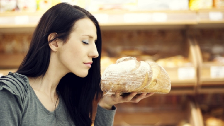 жена мирис аромат ухание хляб