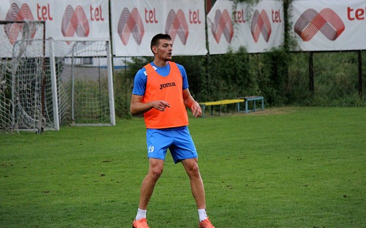 Снажен младеж тренира с Левски