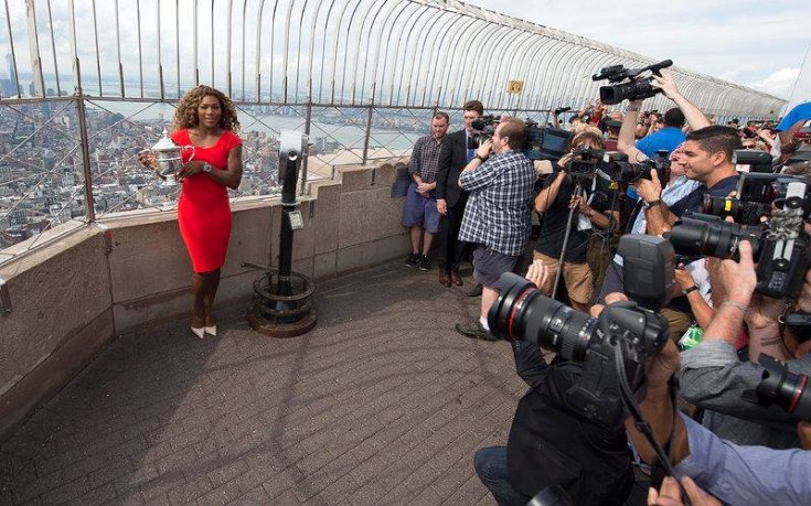 Серена Уилямс позира с трофея от Емпайър Стейт Билдинг