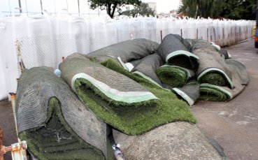 СНИМКИ: В Левски пристигна изкуствена трева за ремонтирания терен