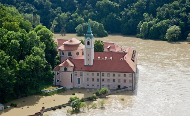 Манастирът Велтенбург, но по време на наводнение през 2013 г.