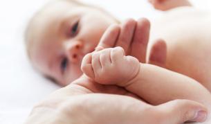 Властите в Гърция разследват 12 незаконни осиновявания