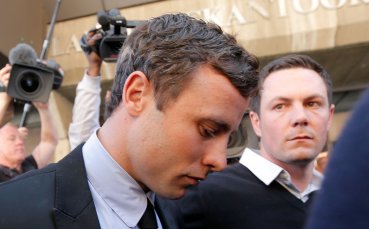 Писториус едва си проправи път към изхода