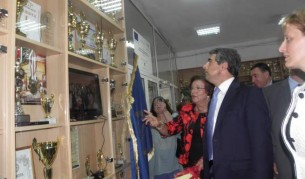 Президентът Росен Плевнелиев присъства на откриването на 42-рата учебна година в ПМГ "Акад. Сергей П. Корольов" в Благоевград. Държавният глава е възпитаник на елитното благоевградско учебно заведение