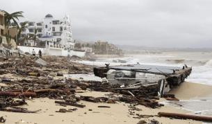 Ураган удари Мексико, хиляди туристи са блокирани
