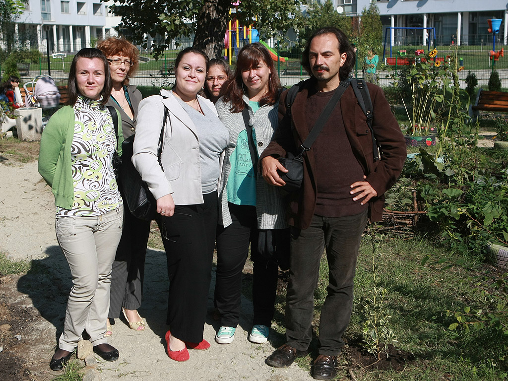 Д-р Петър Канев, изпълнителен директор на СГС-Щастливеца заедно със свои студенти
