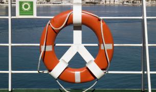 Гръцки ферибот с българи на борда корабокрушира