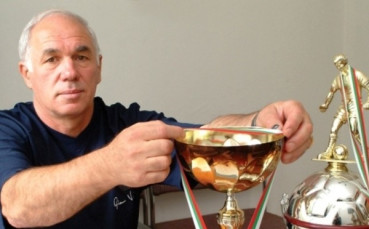 Лидерът на сините ветерани Александър Манолов на 71