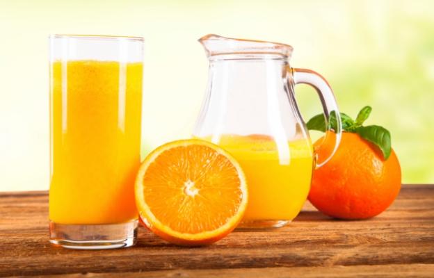 <p><strong>Портокалов сок</strong></p>

<p>Портокаловият сок е една от напитките, които са богати на витамин D наред с останалите минерали и витамини в състава му. За предпочитане е да си приготвите полезната напитка у дома с прясно изстискани портокали. Така ще избегнете изкуствените добавки, които се съдържат в соковете от магазина.</p>