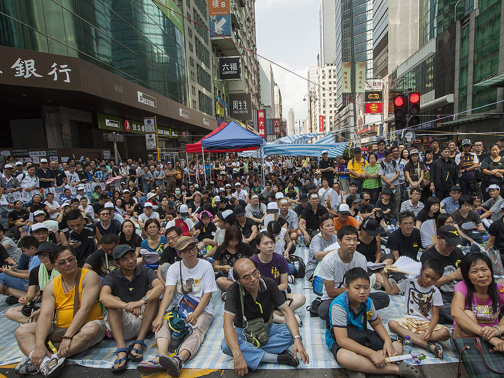 Хонг Конг на четвъртия ден от масовото гражданско неподчинение от кампанията Окупирай Хонг Конг, Китай. Протестиращите продължават да блокират основните транспортни маршрути, след спокойна нощ на демонстрации.
