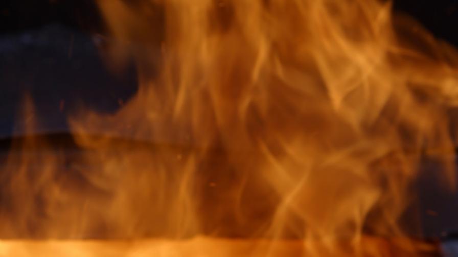 Пожар и 30 метра пламъци в центъра на Перник