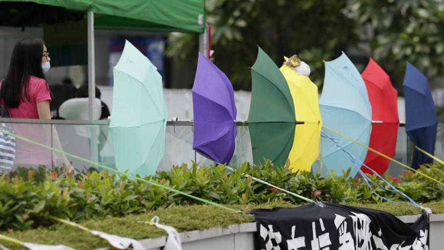 Чадърите станаха символ на протестите в Хонконг