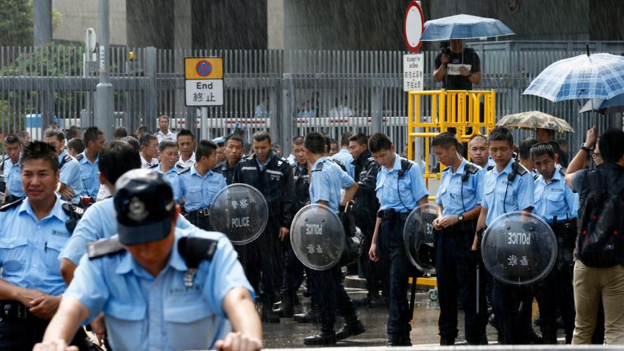 Сблъсъци на протеста в Хонконг, броят на демонстрантите намаля