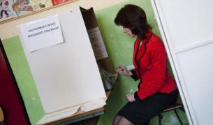 В няколко избирателни секции се проведе експерименталното машинно гласуване, говорителят на ЦИК Камелия Нейкова също гласува машинн