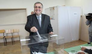 Георги Близнашки гласува в избирателната секция в професионална гимназия "Джон Атанасов"