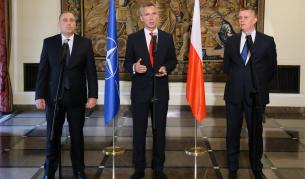 Гжегож Схетина (вляво), Йенс Столтенберг и Томаш Шемоняк