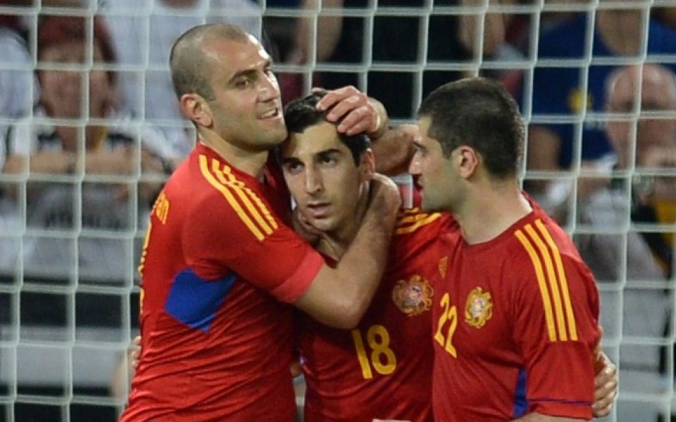 СНИМКА: Интересен плакат издигнаха арменците на мача със Сърбия
