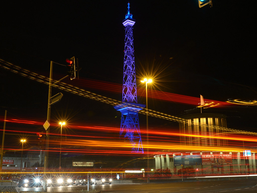 Берлинската радио кула е осветена по време на 10-тия годишен фестивал на светлините в Берлин, Германия.