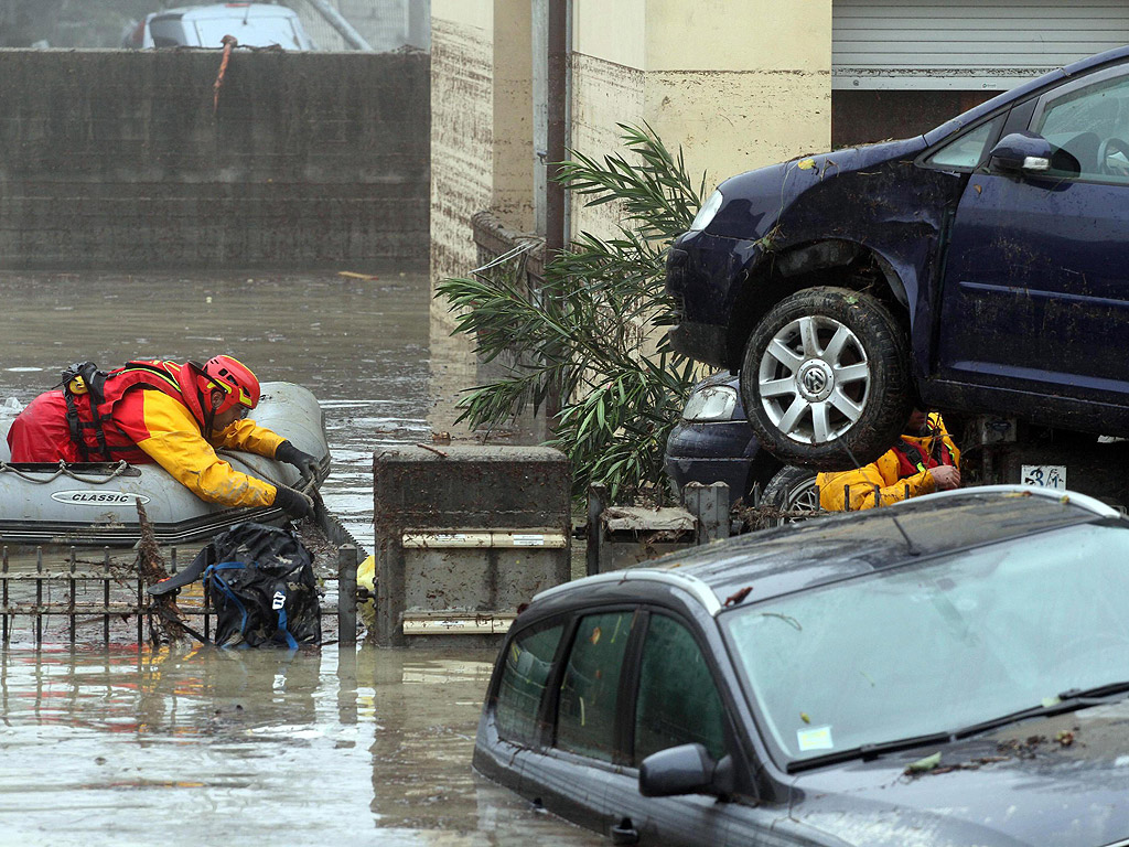 Човек от службите по безопасност работи в наводнената Парма, северна Италия. Кмета на Парма описа ситуацията като "много по-лоша, отколкото е очаквал" след река Баганца скъса диги, оставяйки части на северния град заляти с кал
