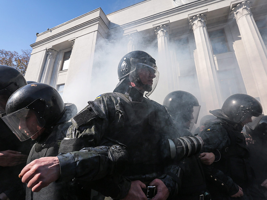 Украински привърженици на ултра-дясната партия влязоха в сблъсъци с полицията пред украинския парламент по време на протестите в Киев, Украйна. Безредиците са избухнали, след като депутатите отказаха да разгледат законопроекта за признаването на бойците на Украинската бунтовническа армия, воюващи на страната на независимостта на Украйна във Втората световна война.