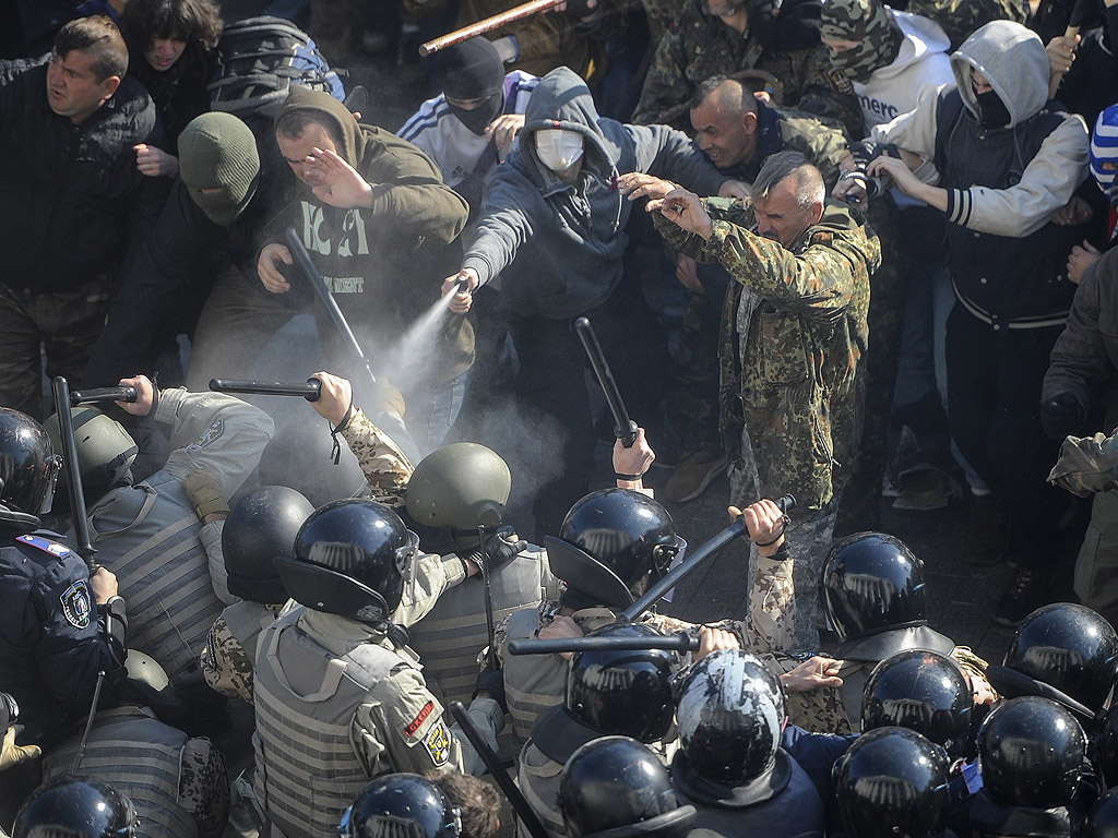 Украински привърженици на ултра-дясната партия влязоха в сблъсъци с полицията пред украинския парламент по време на протестите в Киев, Украйна. Безредиците са избухнали, след като депутатите отказаха да разгледат законопроекта за признаването на бойците на Украинската бунтовническа армия, воюващи на страната на независимостта на Украйна във Втората световна война.