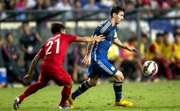 ВИДЕО: Фен нахлу на терена и си взе автограф от Меси