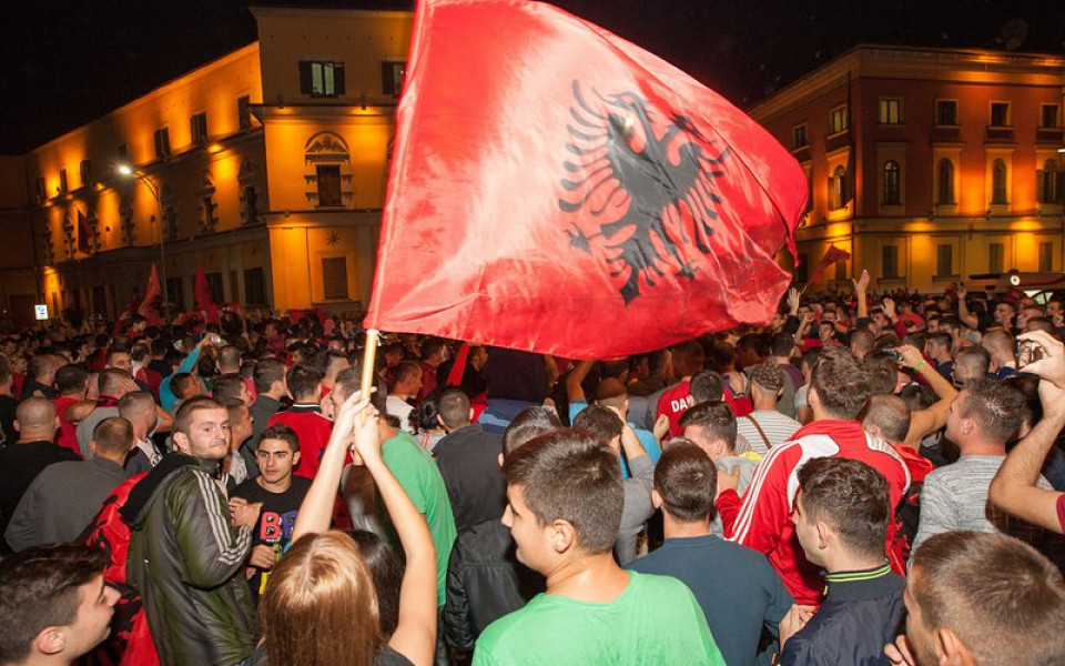 Повече от 5 000 посрещнаха албанските национали в Тирана