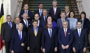 Новото белгийско правителство – Тео Франкен (първият от вляво на дясно на задния ред) и Ян Ямбон (вторият от ляво надясно на първия ред)