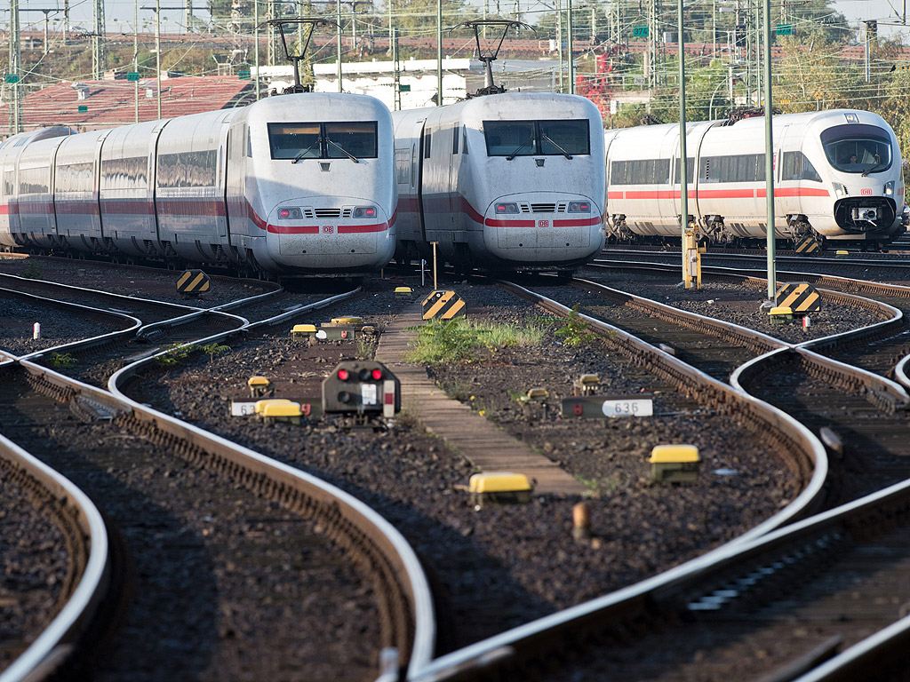 Високоскоростните влакове на Deutsche Bahn във Франкфурт, Германия. Машинисти на Deutsche Bahn ще започнат стачка следобед на 15 октомври, която ще продължи до ранните часове на следващия ден