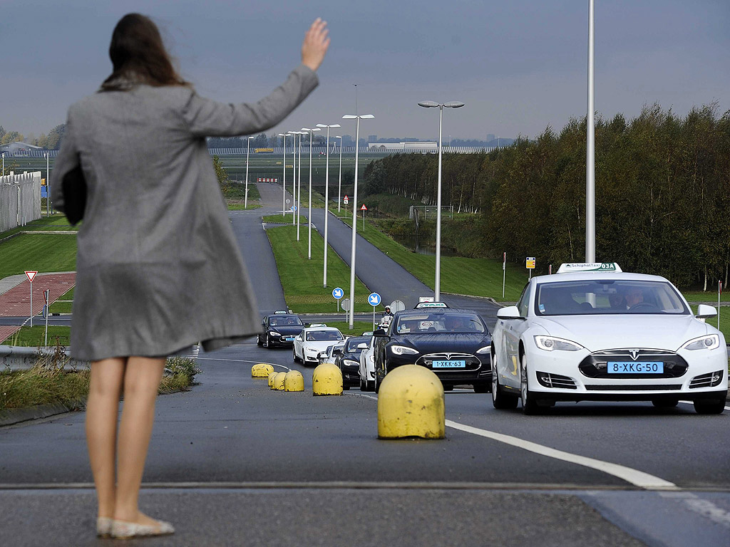 Tesla такси - електрически автомобили на летище Schiphol в близост до Амстердам, Холандия. Tesla въведе 50 електрически автомобили като таксита на летището