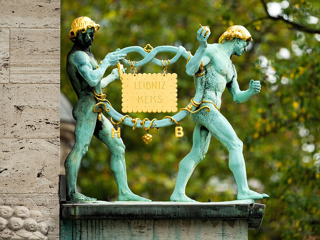 Златна бисквитка виси на централата на Балсен в Хановер, Германия. По повод на 125-та годишнина на фирмата Балсен, служителите могат да видят емблемата от близко разстояние