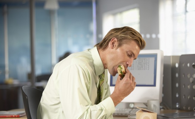 Учени: Храненето на бюрото в офиса води до затлъстяване
