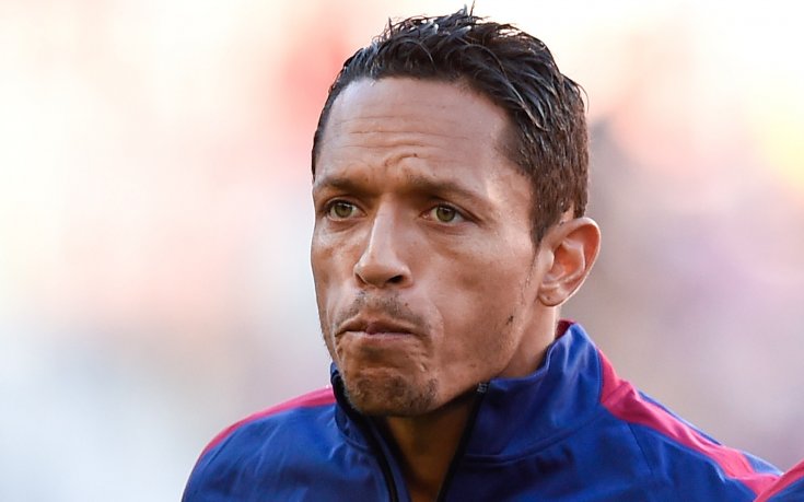 Адриано на помощ на Луис Енрике