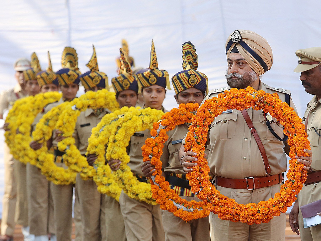 Полицай от индийския щат Мадхия Прадеш отдават почит на полицай загубили живота си по време на служба в Бопал, Индия.