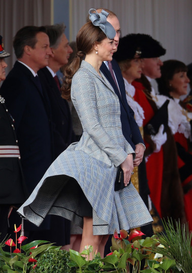Кейт Мидълтън направи първата си официална изява, след като се разбра, че е бременна за втори път. Херцогинята и съпругът ѝ принц Уилям посрещнаха президента на Сингапур Тони Тан, който е на официална визита във Великобритания.
както обикновено, Кейт бе усмихната и изглеждаше прекрасно