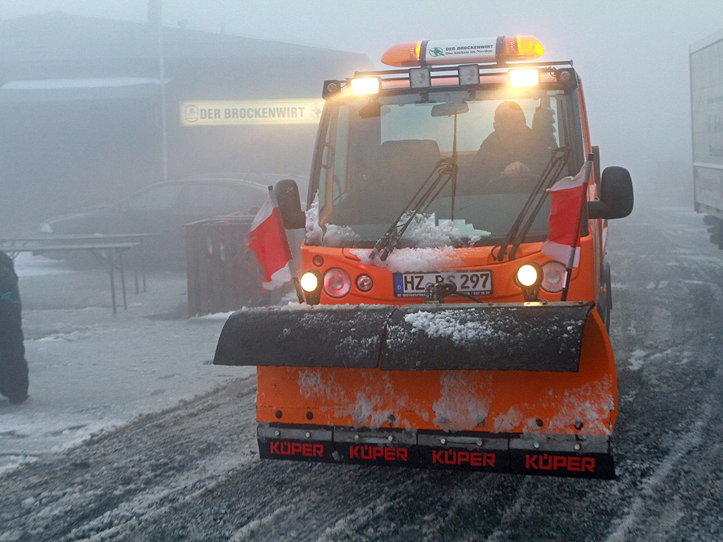 Снегорин разчиства пътя към връх Брокен в планината Харц в Германия. Три сантиметра сняг падна на върха тази нощ