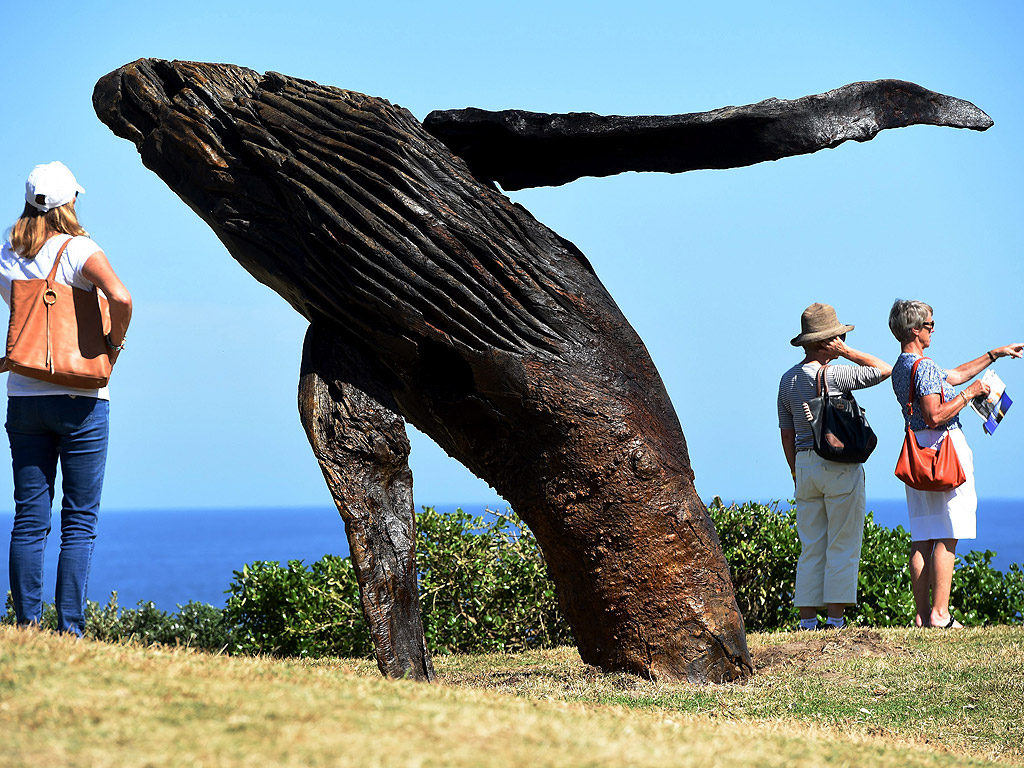 Творби включени в годишната експозиция "Скулптура от море" на океана между Бонди Бийч и Тамарама Бийч в Сидни, Австралия.