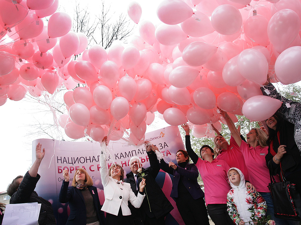 Днес, 24 октомври, пред Театър "София" в парк "Заимов" за втора поредна година бяха пуснати 1200 розови балона с хелий. Събитието е в памет на българските жени, които всяка година умират от рак на гърдата. Инициативата се проведе и в знак на съпричастност с близките на починалите.