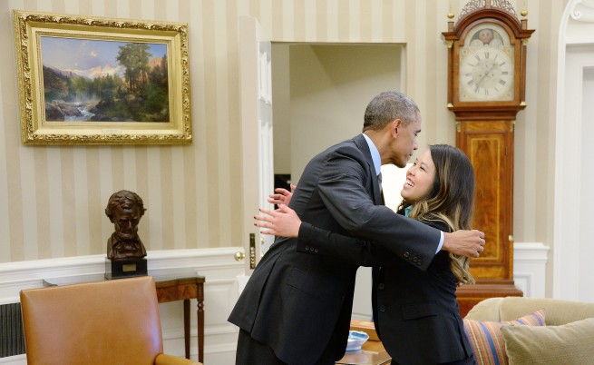Обама прегърна излекувана от ебола медицинска сестра