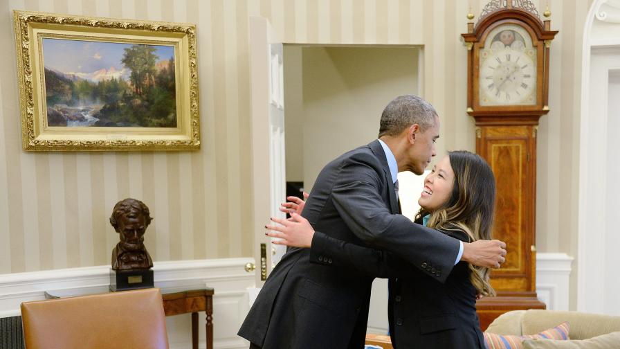 Обама прегърна излекувана от ебола медицинска сестра