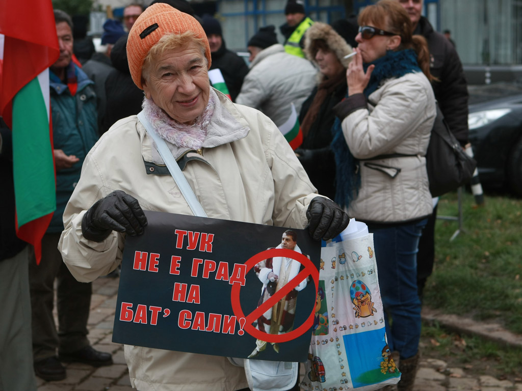 Над 700 души дойдоха в столицата от Кюстендил, за да протестират първо пред централата на ДПС, а после и пред Народното събрание, срещу мандата на Александър Методиев