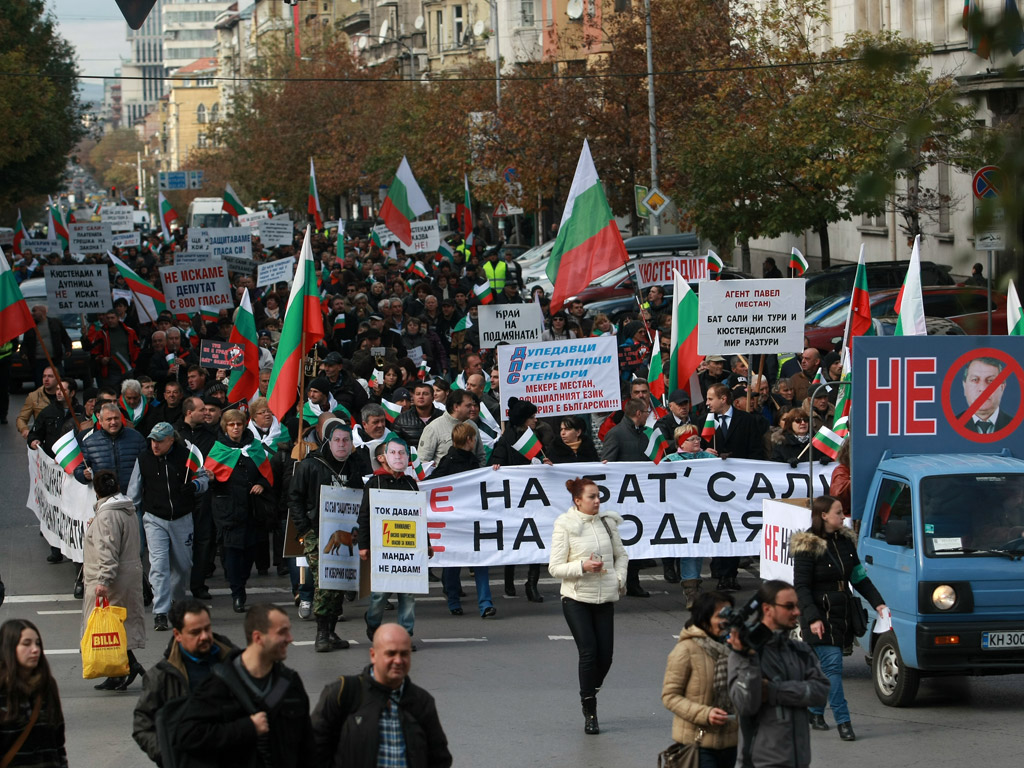 Над 700 души дойдоха в столицата от Кюстендил, за да протестират първо пред централата на ДПС, а после и пред Народното събрание, срещу мандата на Александър Методиев