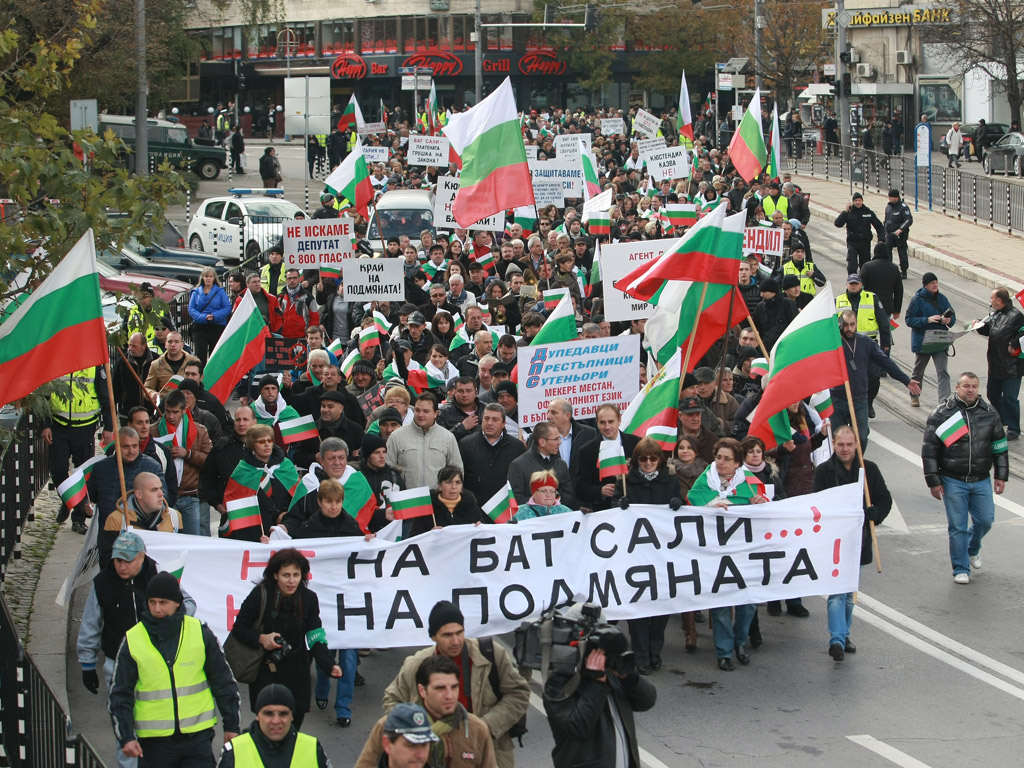 Над 700 души дойдоха в столицата от Кюстендил, за да протестират първо пред централата на ДПС, а после и пред Народното събрание, срещу мандата на Александър Методиев