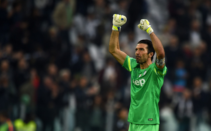 Буфон слага специална лента за своя мач № 500