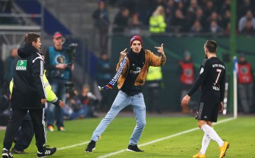 ВИДЕО: Фен нахлу на терена, опита саморазправа с Рибери