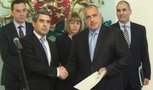 Бойко Борисов и Росен Плевнелиев при връчването мандата за съставяне на правителство