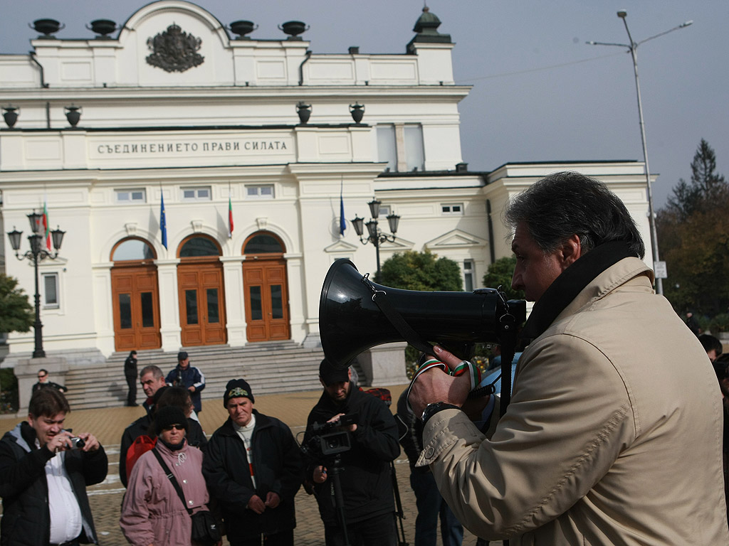 Протестиращите искат гарантираните депозити моментално да бъдат изплатени, да се намери решение за оздравяване на банката, а виновниците да се стигне до тук да бъдат подведени под наказателна отговорност