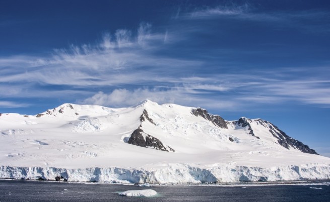 Гигантската озонова дупка над Антарктида нарасна до рекордни размери