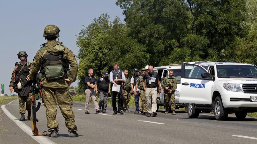 ОССЕ: Колони танкове и тежки оръжия се движат из Източна Украйна